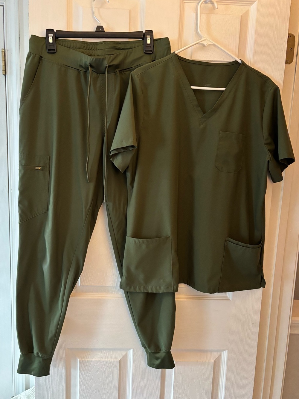 Cozyfit Womens Scrub Set 3 Pocket Top & Jogger Pants in Olive Green Size Large